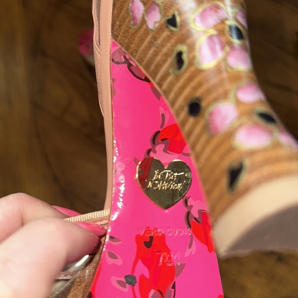 Betsey Johnson💕💗 Super Cute Heels!! 7.5 - Picture 9 of 9